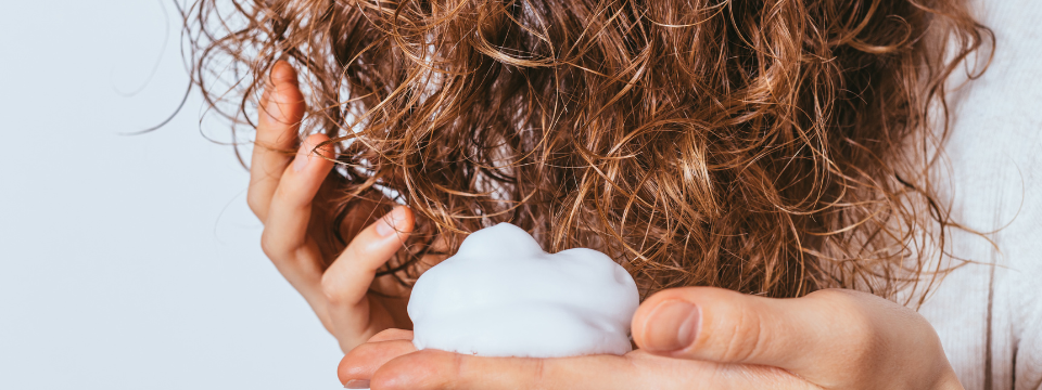Soins cheveux ondulés, bouclés, frisés et crépus
